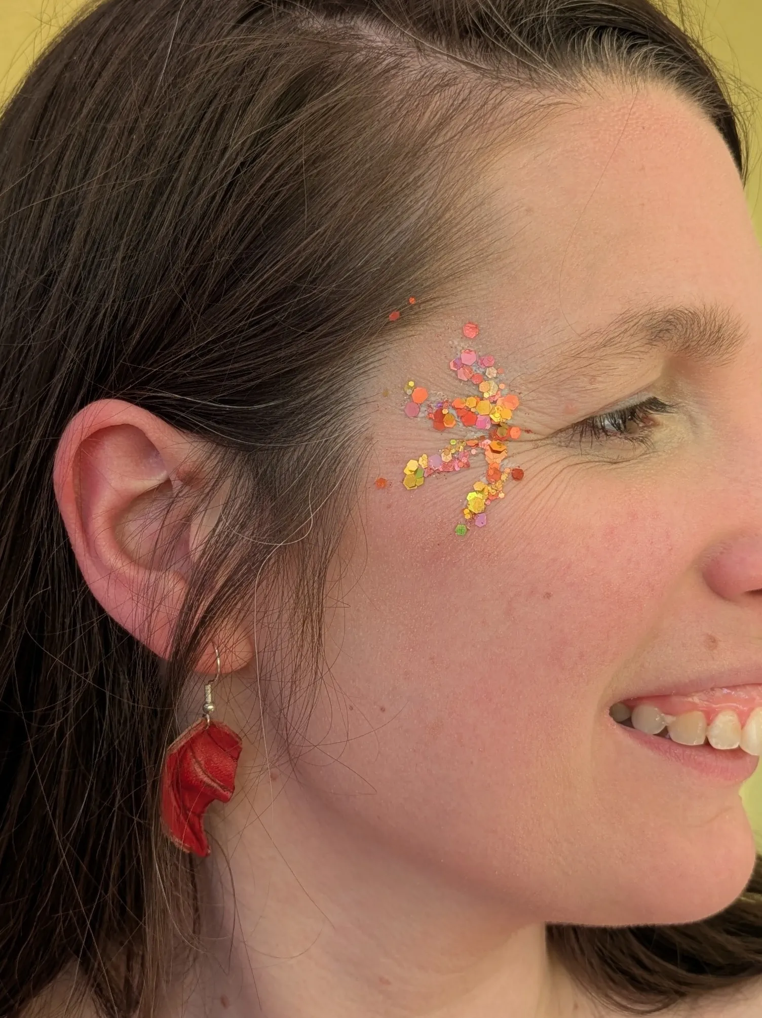 Maquillage artistique et paillettes color&eacute;es autour de l&rsquo;&oelig;il pour une ambiance festive